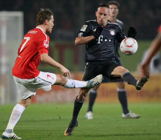 共青团中央、全国青联授予国家花样游泳队等4个团体中国青年五四奖章集体、孙颖莎等32名运动员中国青年五四奖章中国体育报.